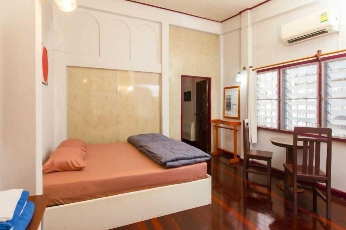 Desk, free WiFi, bed sheets