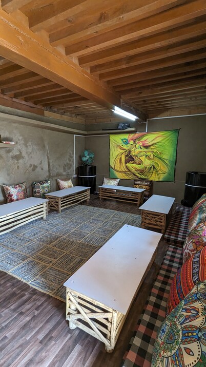 Mudhouse in tranquility and Dhauladhar's wondrous delight