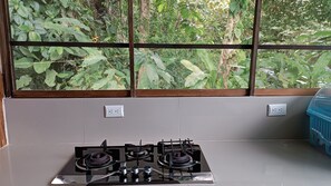 Fridge, oven, stovetop - Villa Heliconia, Cabaña Cerca de Montaña y Playas (Puerto Jimenez)