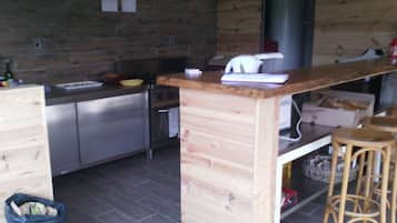 Refrigerador, placa de cocina, batidora, utensilios de cocina
