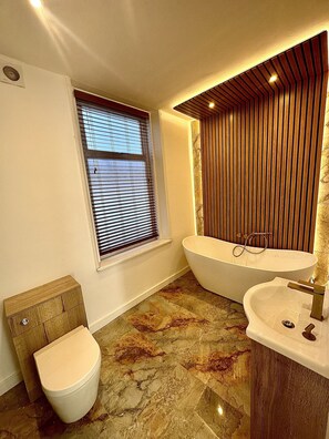 Deep soaking tub, towels - Remarkable 2-bed Apartment in Sunderland (Sunderland)
