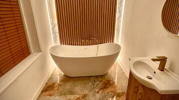Deep-soaking bathtub, towels