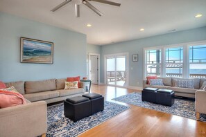 Smart TV, books - Gorgeous 6 Bedroom 4.5 Bath House, Oceanfront, Gazebo, Sleeps 14 (Oak Island)