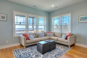 Smart TV, books - 4003 E Beach Drive: perfect for family getaways! (Oak Island)