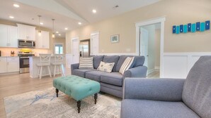Living area - Captain Jacks: Cozy 3BR Oak Island retreat, perfect for family fun and relaxation. (Oak Island)