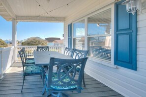 屋外ダイニングエリア