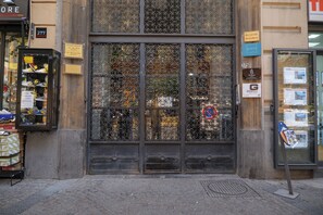 Une devanture de magasin avec une grille métallique et une vitrine.