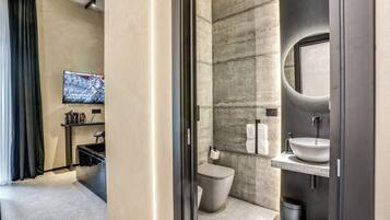 Phòng Suite Elite | Phòng tắm | Máy sấy tóc, chậu vệ sinh/vòi rửa, khăn tắm, xà phòng