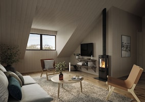 Quarto de loft acolhedor com teto inclinado, lareira, televisão e uma área de estar confortável com sofá e poltronas.