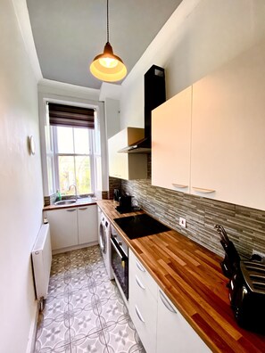 Kühlschrank, Ofen, Kochgeschirr/Geschirr/Besteck