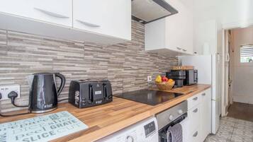 Coffee/tea maker, fridge, microwave, oven