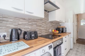 Coffee/tea maker, fridge, microwave, oven