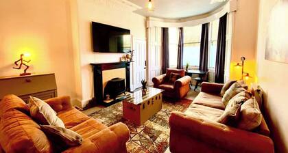 Historic 2-Bed Paisley Retreat | Airport & Station