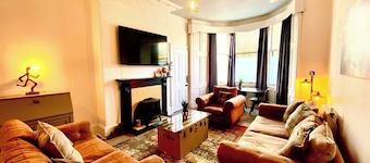 Historic 2-Bed Paisley Retreat | Airport & Station