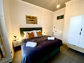 2 bedrooms, iron/ironing board, WiFi, bed sheets - Homely Apartment in Historic Centre (Paisley)