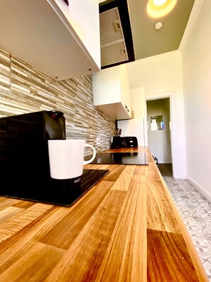 Fridge, oven, cookware/dishes/utensils - Homely Apartment in Historic Centre (Paisley)