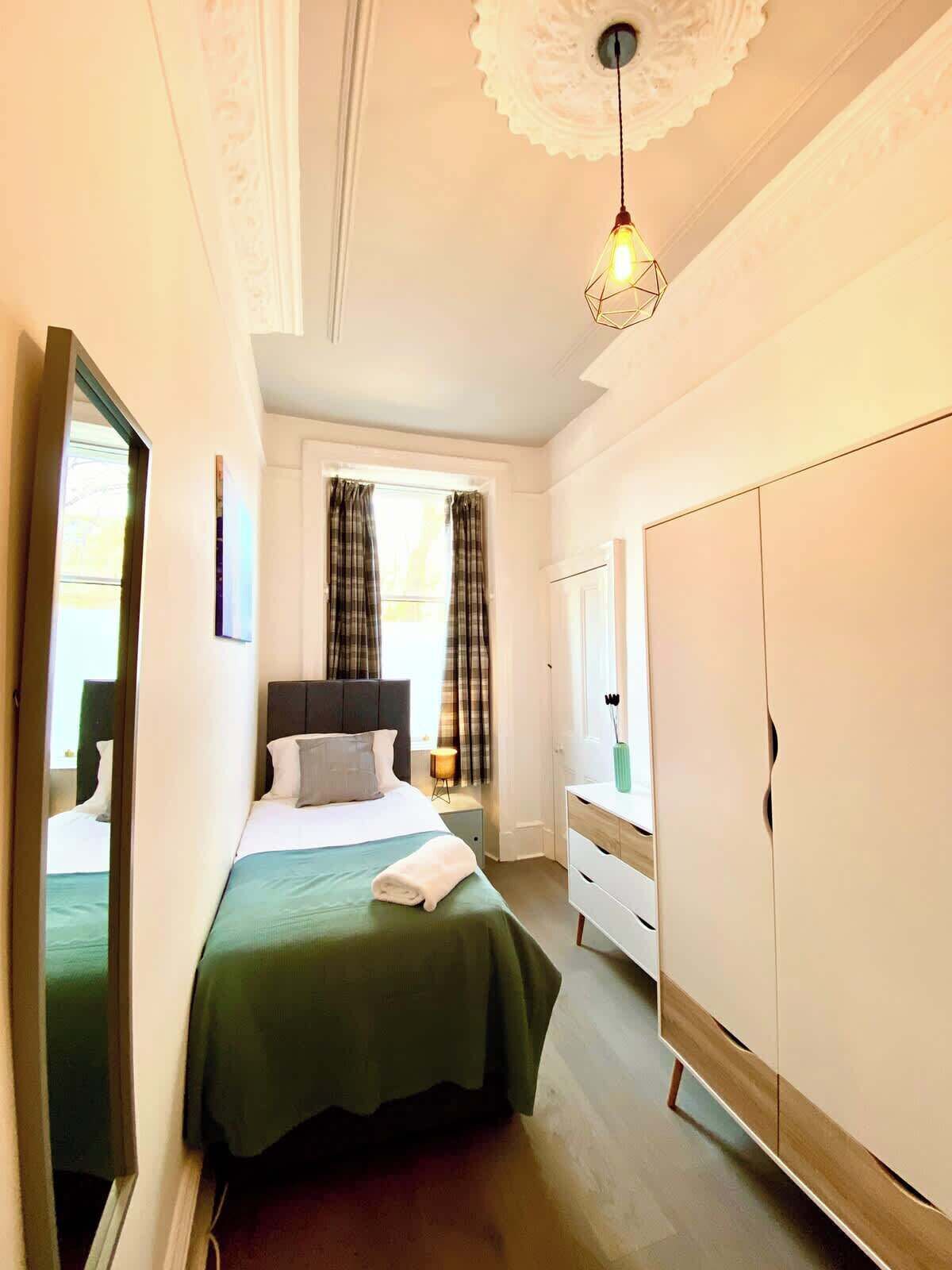 2 slaapkamers, een strijkplank/strijkijzer, gratis wifi, beddengoed