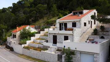 House (Four bedroom Holiday Home with Terrac) | Property entrance