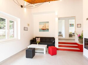 Rumah (Four bedroom Holiday Home with Terrac) | Ruang keluarga | TV layar datar