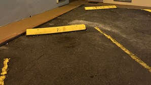 Ein mehrgeschossiges Parkhaus mit eingezeichneten Stellplätzen und einem Durchgang.