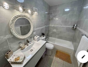 Doccia, asciugamani, sapone, shampoo