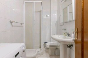 Secadora de cabello, toallas, jabón, papel de baño 