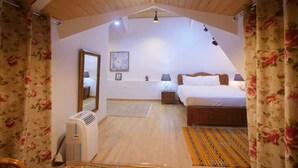 A bedroom with a wooden ceiling, a bed, a bedside table, a lamp, and a wall-mounted air conditioner. - chez Drocella Eglantine Lodge Hotel (Kigali)