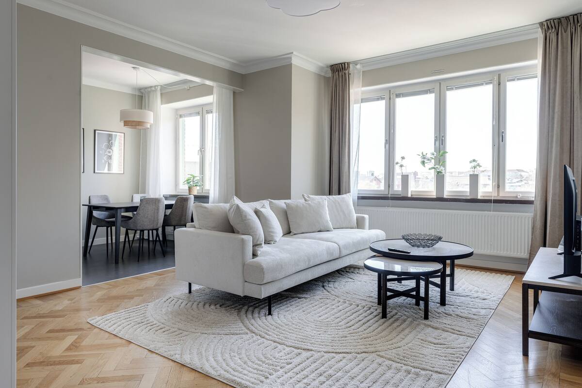 One-Bedroom Suite | Blendingsgardiner, strykejern/-brett, wi-fi (inkludert) og sengetøy