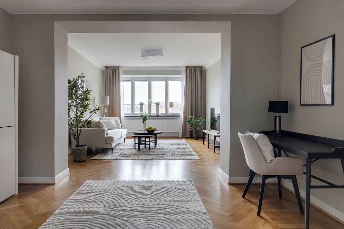 Spacious One-Bedroom (77kvm) | Oppholdsområde | En 60-tommers Flatskjerm-TV med kabel-kanaler