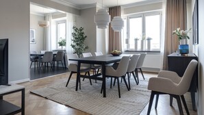 Grand Four-Bedroom Suite | Oppholdsområde | En 60-tommers Flatskjerm-TV med kabel-kanaler
