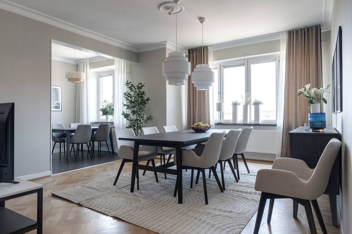 Grand Four-Bedroom Suite | Oppholdsområde | En 60-tommers Flatskjerm-TV med kabel-kanaler