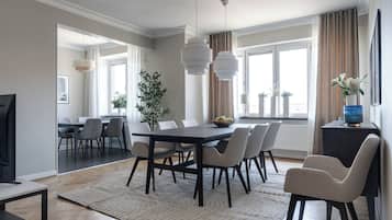 Grand Four-Bedroom Suite | Vardagsrum | 60-tums platt-tv med kabelkanaler