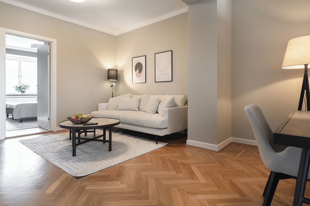 Two Bedroom apartment | Oppholdsområde | En 60-tommers Flatskjerm-TV med kabel-kanaler