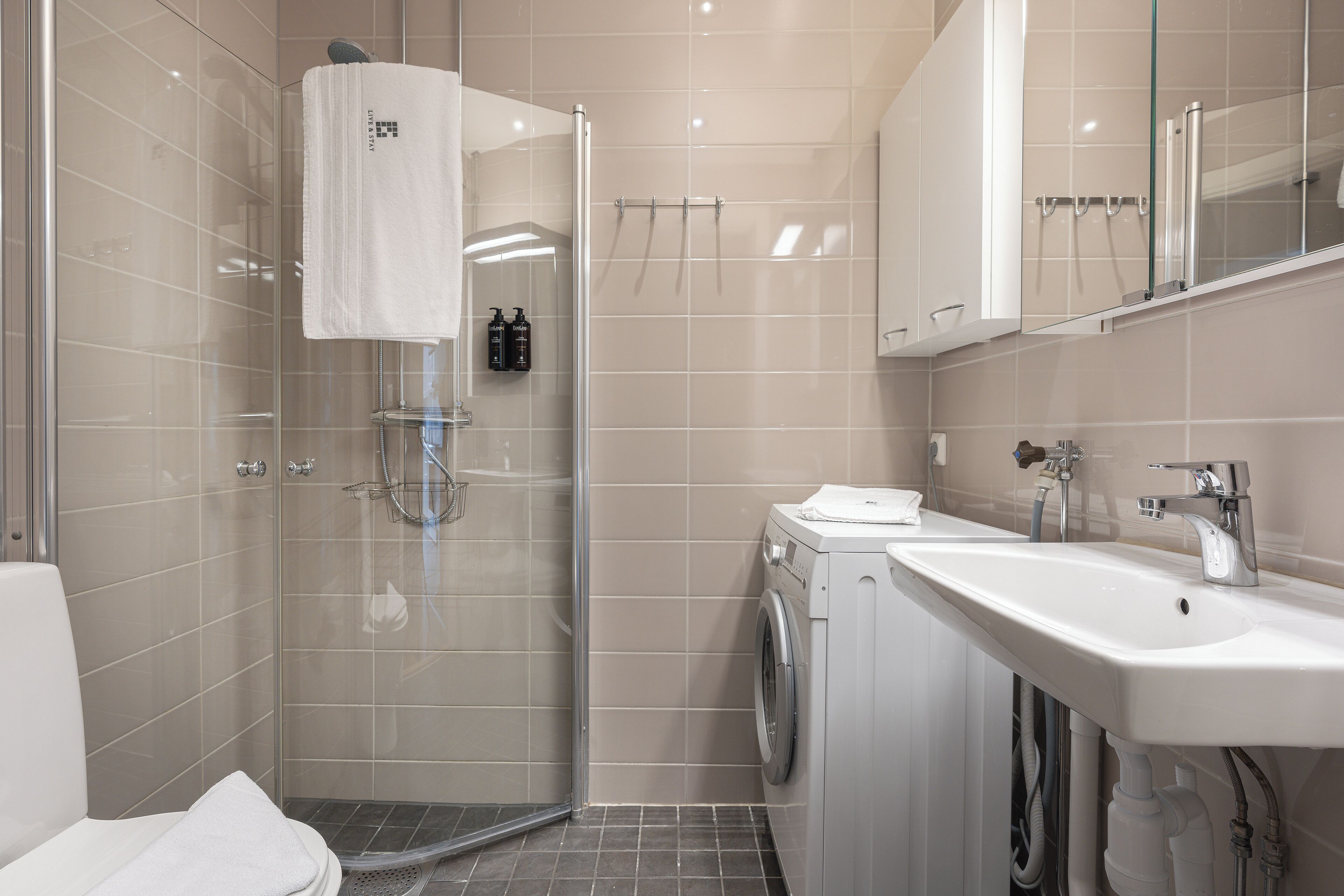 One-Bedroom Suite | Bathroom | Shower, hair dryer, towels