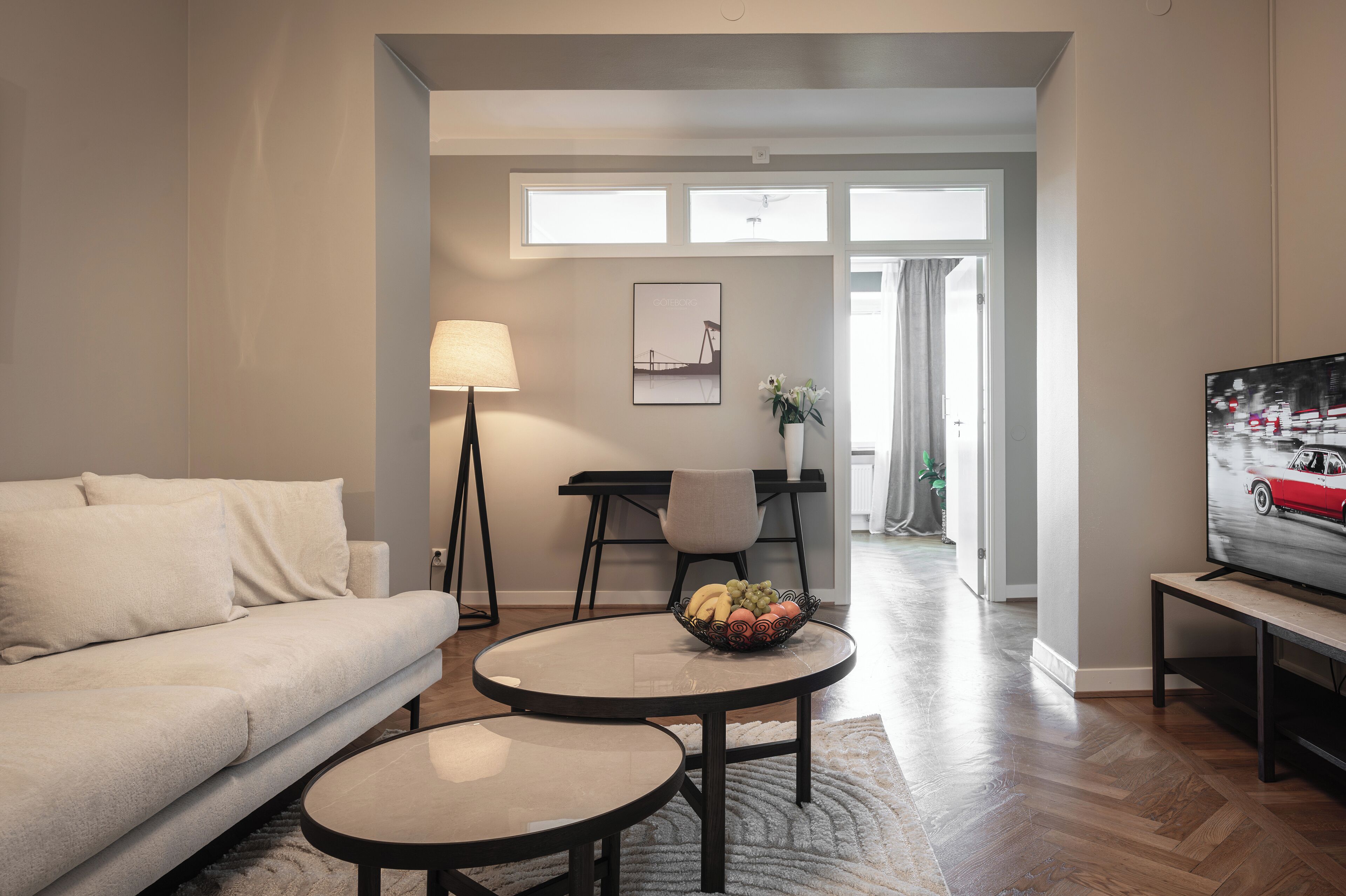 Two Bedroom apartment | Oppholdsområde | En 60-tommers Flatskjerm-TV med kabel-kanaler