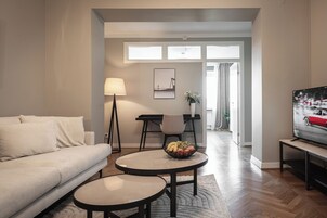 Two Bedroom apartment | Wohnbereich | 60-Zoll-Flachbildfernseher mit Kabelempfang