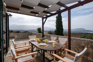 تناول الطعام بالخارج