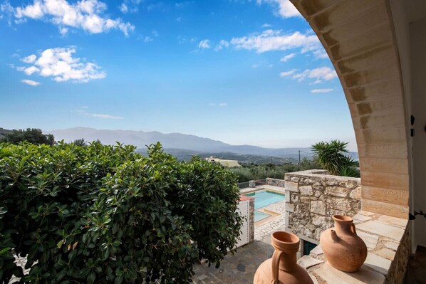 المنطقة المحيطة بالمنشأة