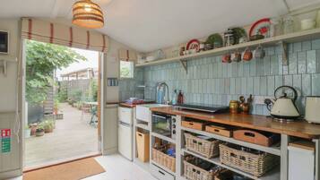 Cottage | Private kitchen | Fridge, electric kettle, toaster, cookware/dishes/utensils