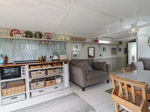Cottage | Living area - The Artist's Cabin By The Sea (Herne Bay)