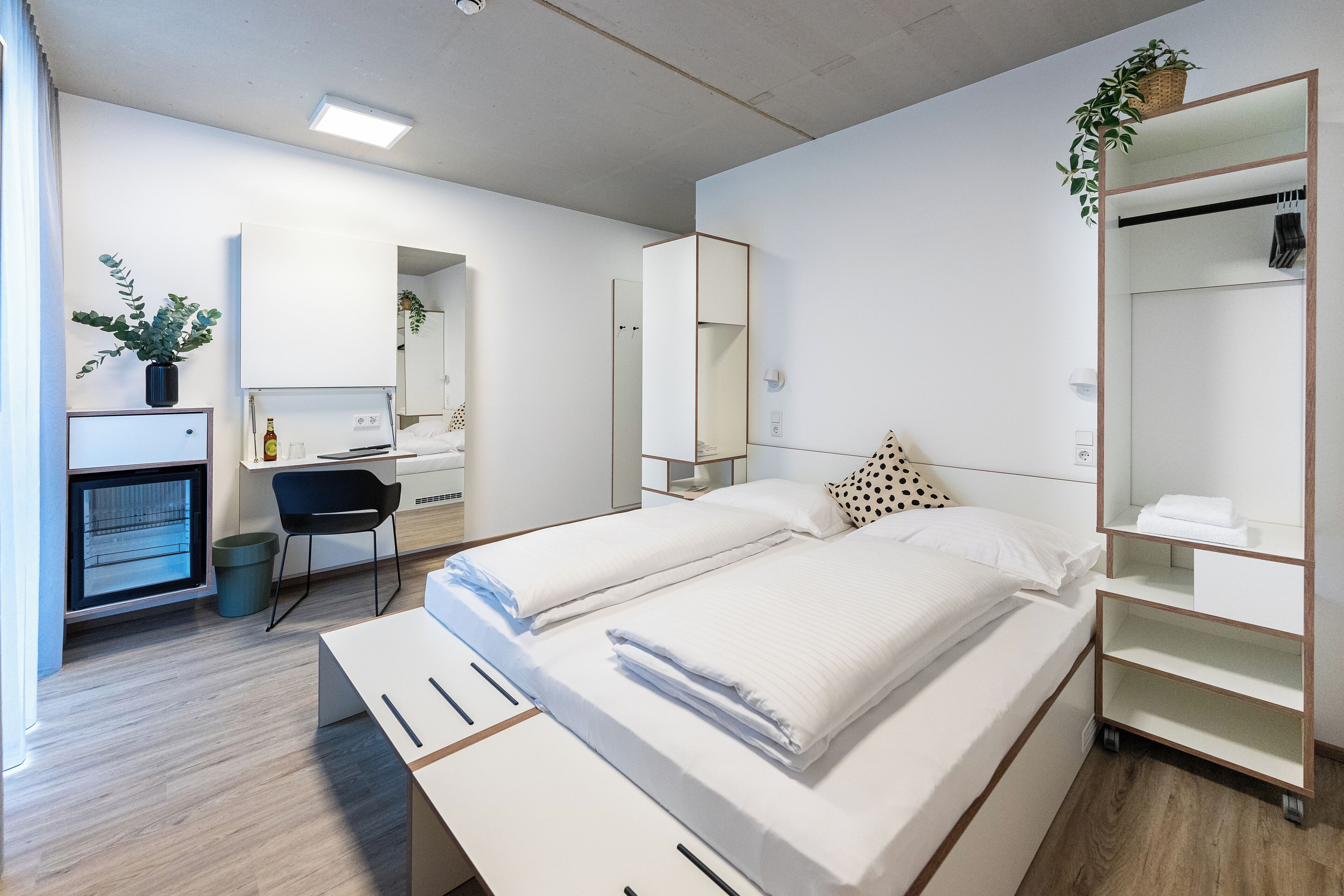 Caja de seguridad en la habitación y escritorio 