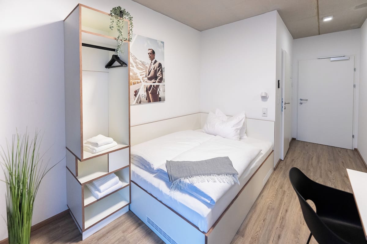 Doppelbettzimmer klein Franz | In-room safe, desk, laptop workspace, soundproofing