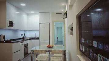 Een koelkast, een magnetron, een kookplaat