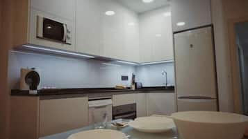 Een koelkast, een magnetron, een kookplaat