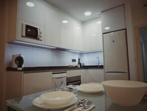 Refrigerador, microondas, parrilla de estufa y cafetera y tetera