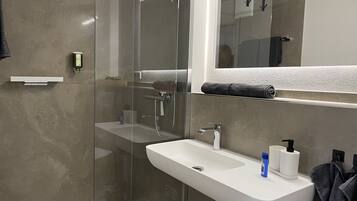 Dusche, kostenlose Toilettenartikel, Haartrockner, Handtücher