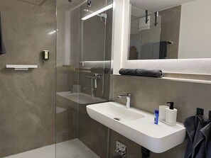 Dusche, kostenlose Toilettenartikel, Haartrockner, Handtücher