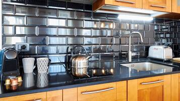 Réfrigérateur, plaque de cuisson, lave-vaisselle, cafetiÚre/bouilloire