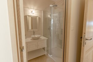 Shower, hair dryer, towels, soap - La Bastide D'eau, Exceptionnel Classée 5 , Piscine, Proche Mer, 14 Couchages, (Saint-Cyr-sur-Mer)