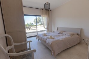 6 bedrooms, desk, iron/ironing board, WiFi - La Bastide D'eau, Exceptionnel Classée 5 , Piscine, Proche Mer, 14 Couchages, (Saint-Cyr-sur-Mer)